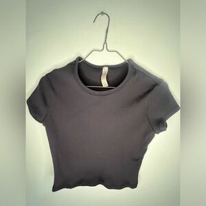 Alo Yoga Ribbed Short Sleeve in Black